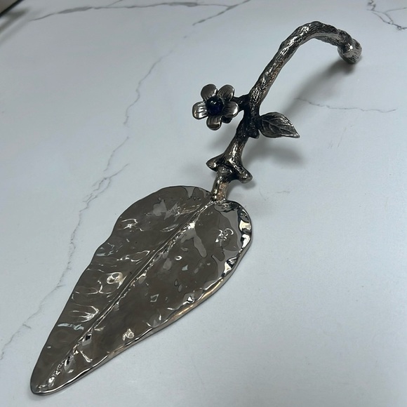 Stainlesss Hammered Steel Leaf Flower Motif Cake Pie Server 11.5”